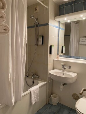 Kombinert dusj/badekar, miljøvennlige toalettsaker, hårføner og håndklær