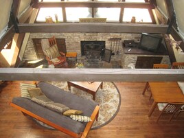 Televisión 32 cm con canales de televisión por cable, chimenea