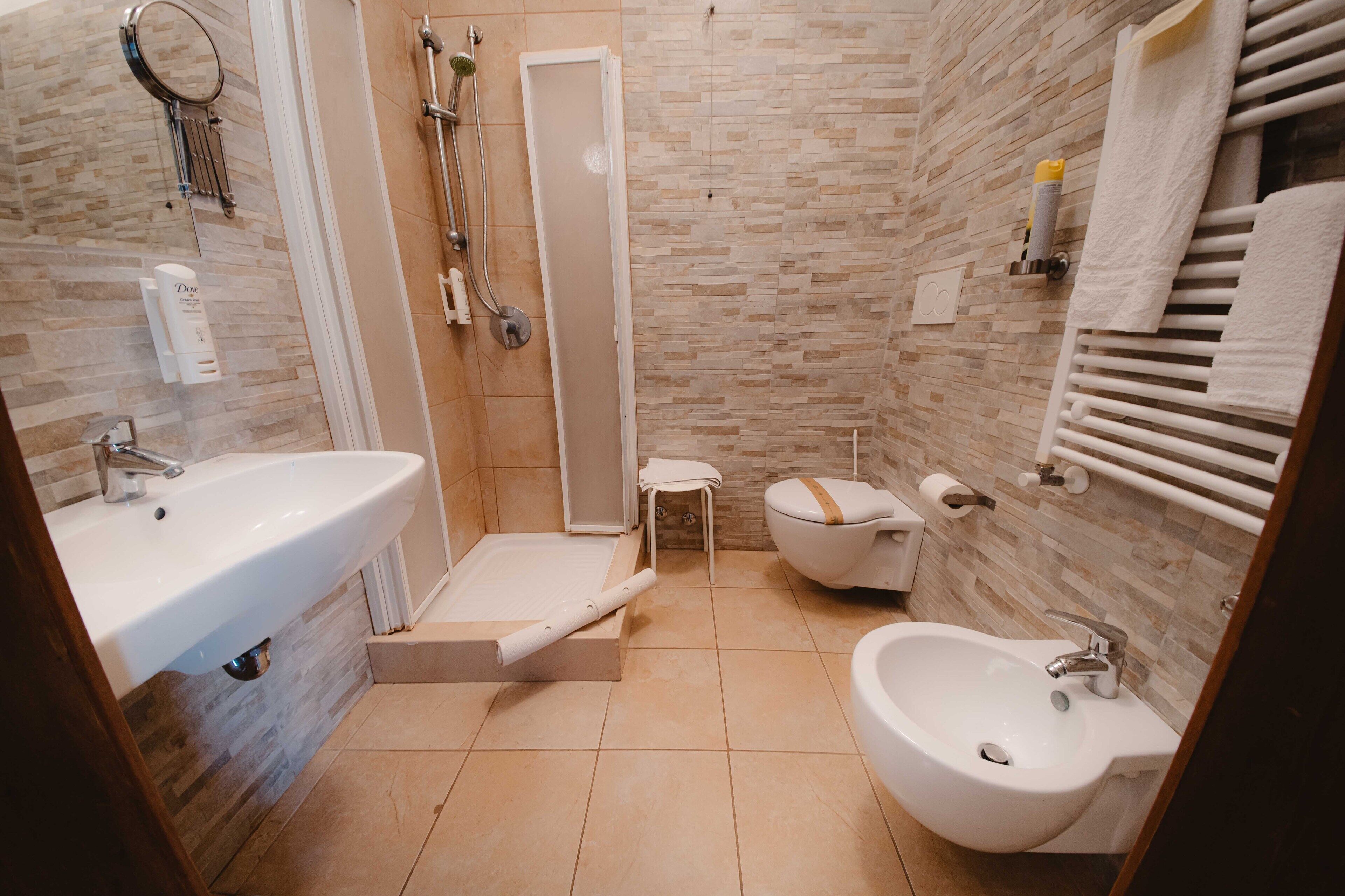 single room | bathroom | shower, free toiletries, hair dryer, bidet