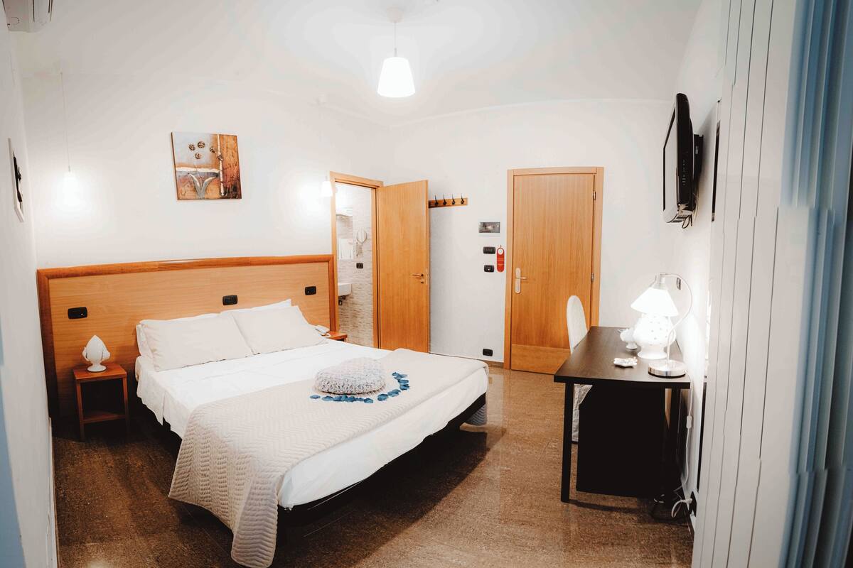 Een kluis op de kamer, een bureau, gratis wifi, beddengoed