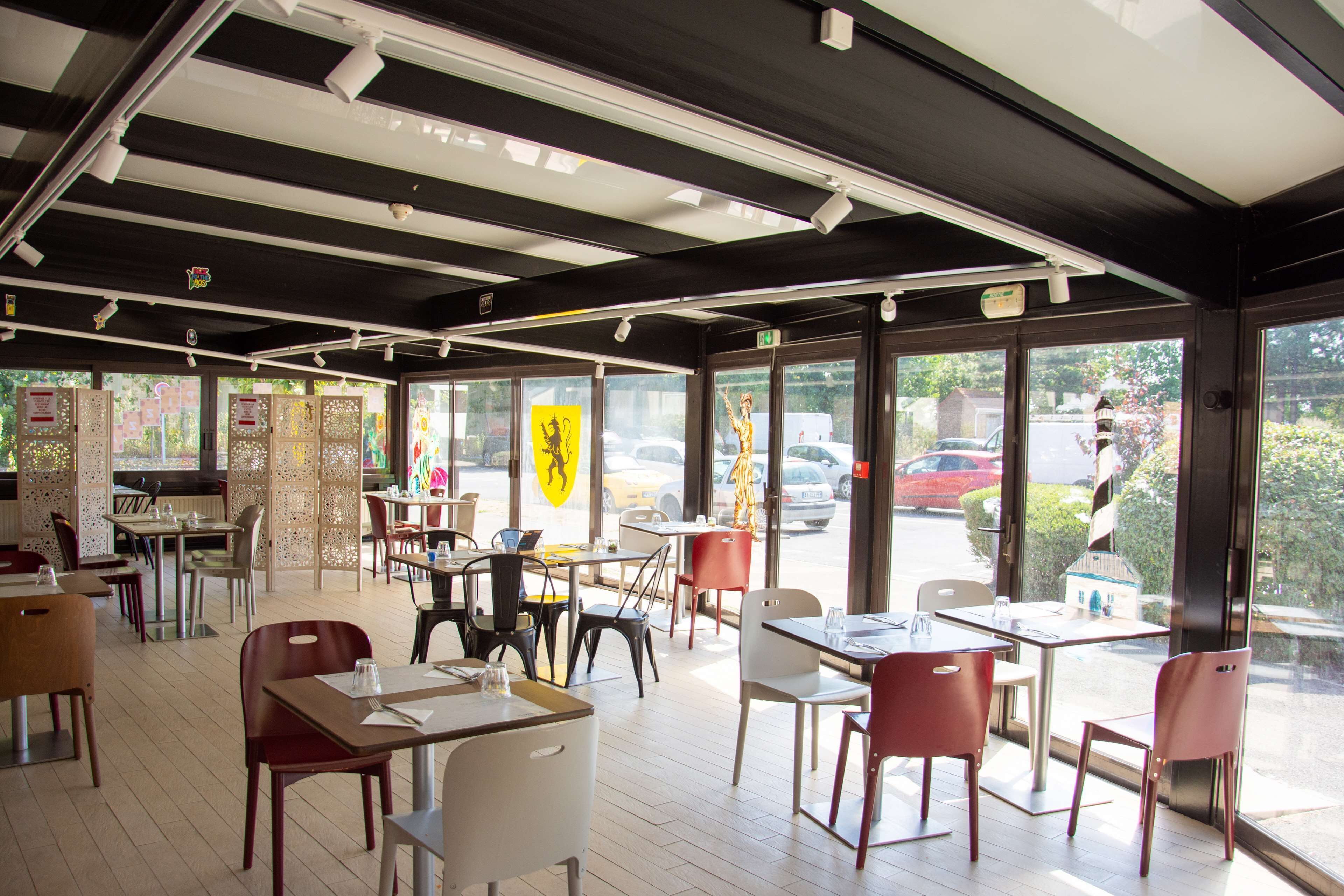 Un restaurante con mesas y sillas dispuestas para comer.
