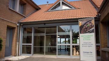 Vista frontal de la propiedad