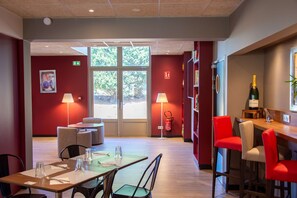 Breakfast, lunch, dinner served; French cuisine  - Campanile Dunkerque Sud - Loon Plage (Loon-Plage)