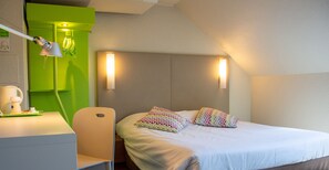 Ropa de cama de alta calidad, muebles diferentes y escritorio 