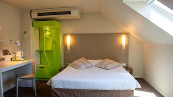 Ropa de cama de alta calidad, muebles diferentes y escritorio