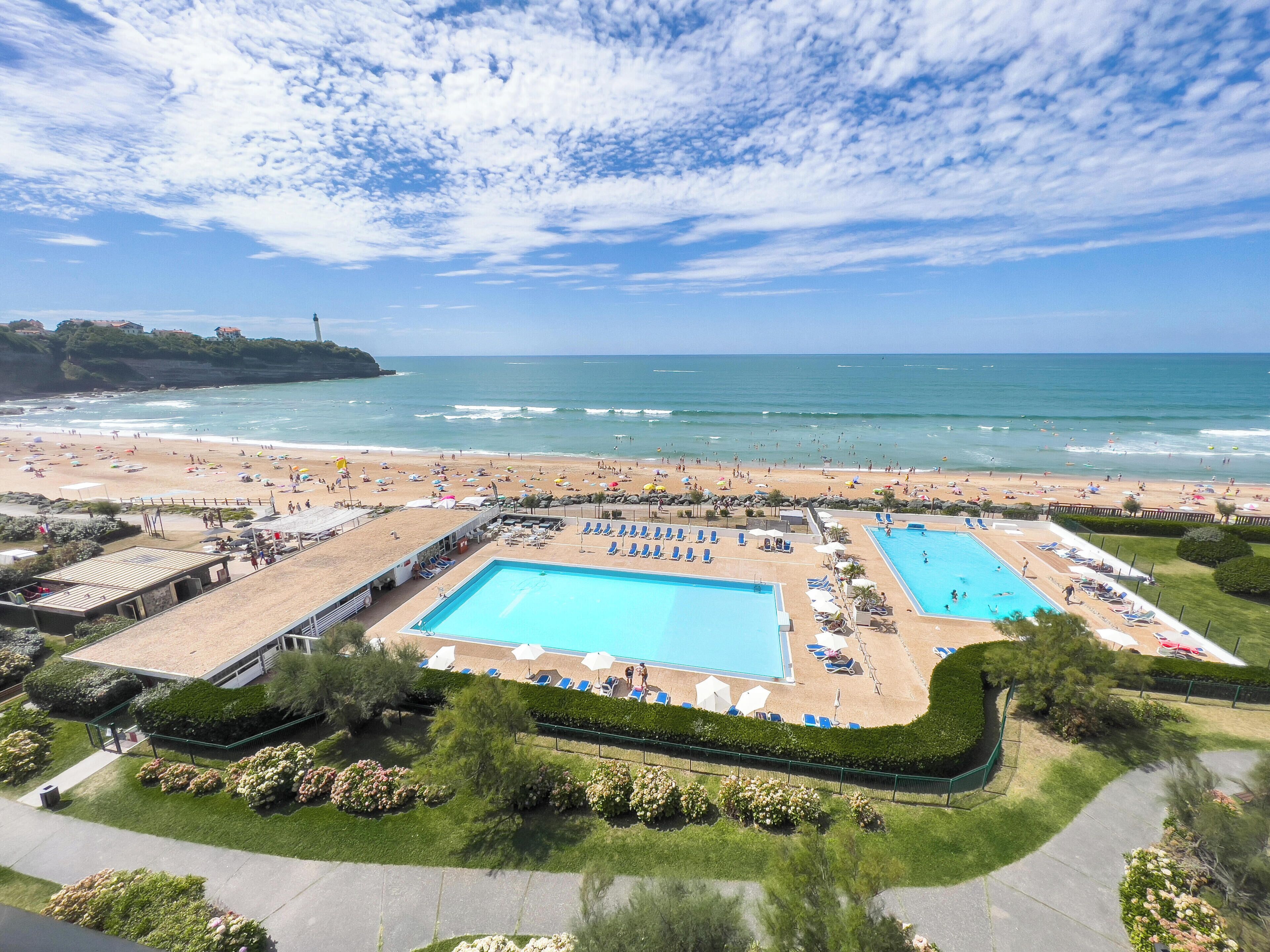 Seasonal outdoor pool, pool umbrellas, sun loungers