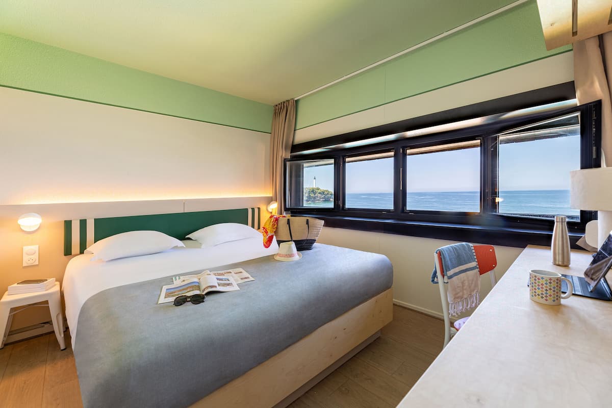 2 bedrooms, in-room safe, laptop workspace, blackout curtains