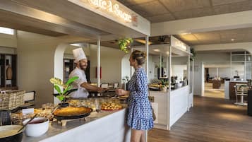 Se sirven desayunos, comidas y cenas con vista al mar