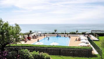 Piscine extérieure (ouverte en saison), parasols de plage