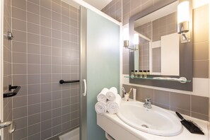 Douche, articles de toilette gratuits, sèche-cheveux