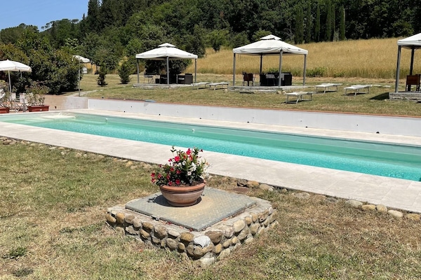 Een seizoensgebonden buitenzwembad en parasols bij het zwembad
