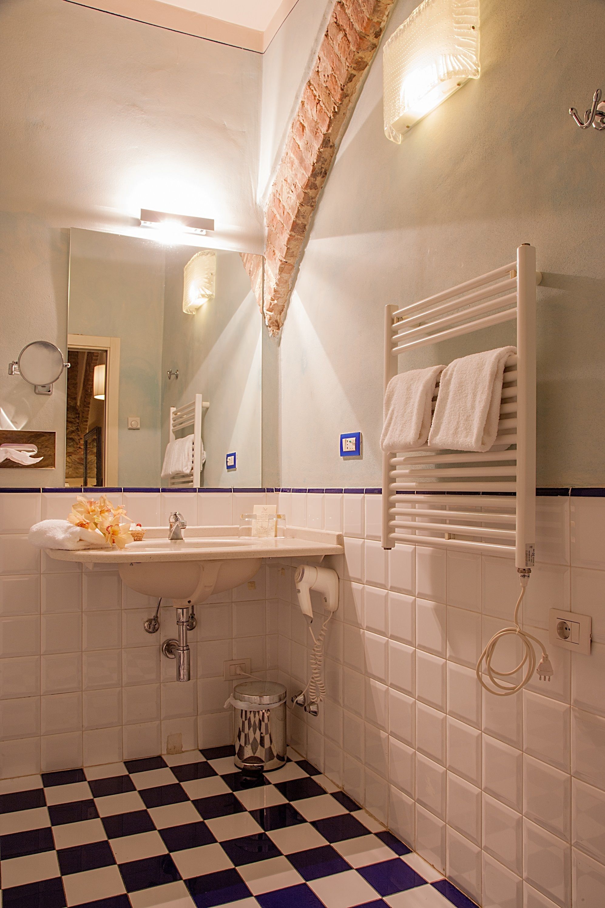 combined shower/bathtub, free toiletries, hair dryer, bidet