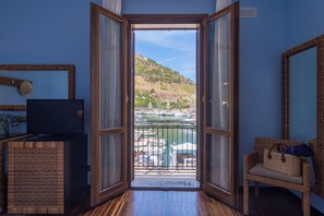 Rom – deluxe | Minibar, safe på rommet, skrivebord og wi-fi (inkludert)