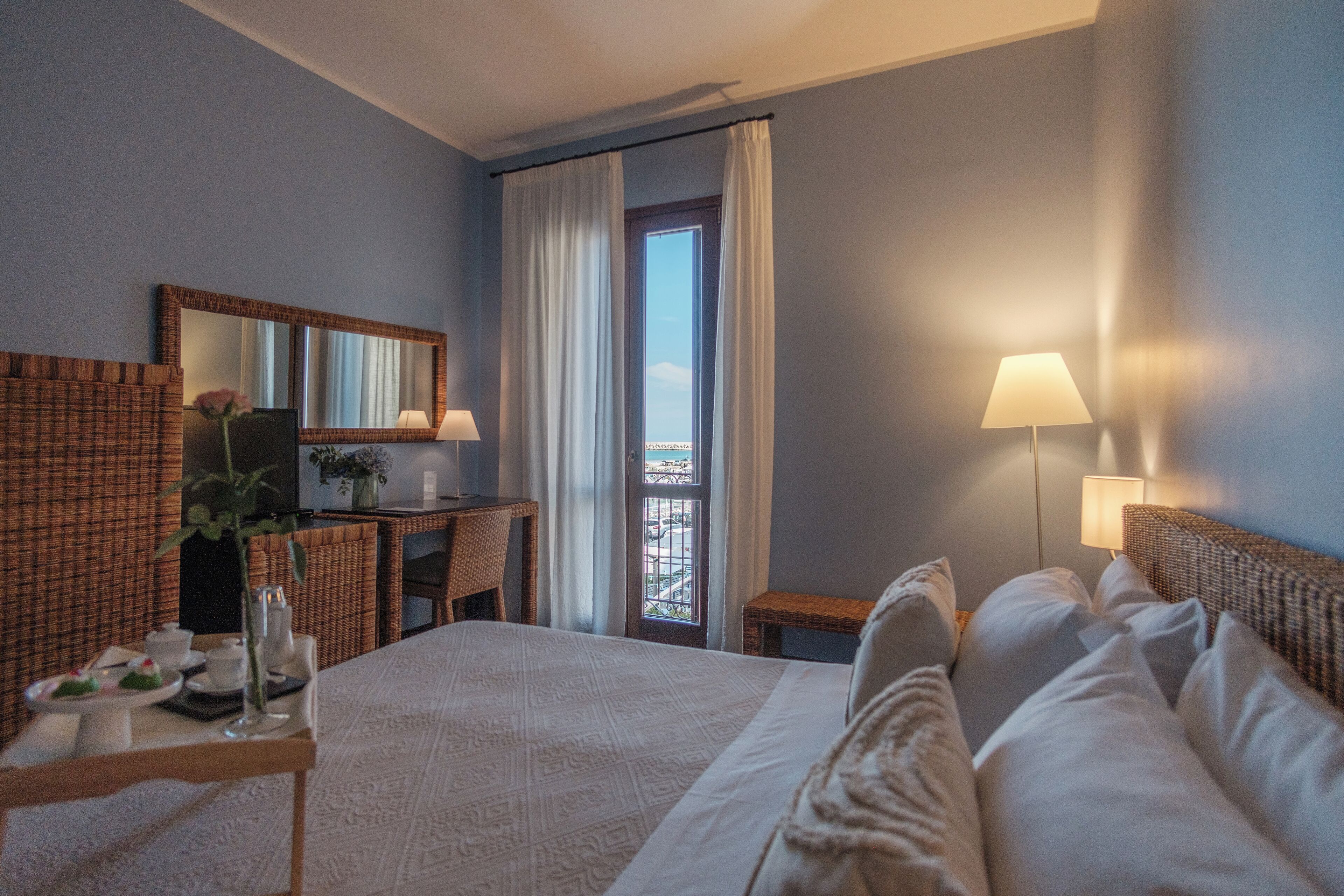 deluxe room | 1 bedroom, minibar, in-room safe, desk