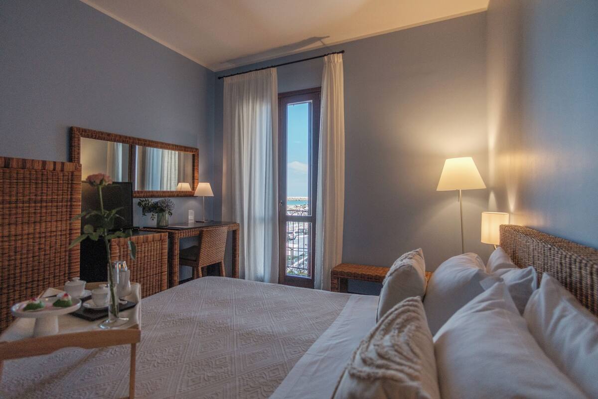 deluxe room | 1 bedroom, minibar, in-room safe, desk