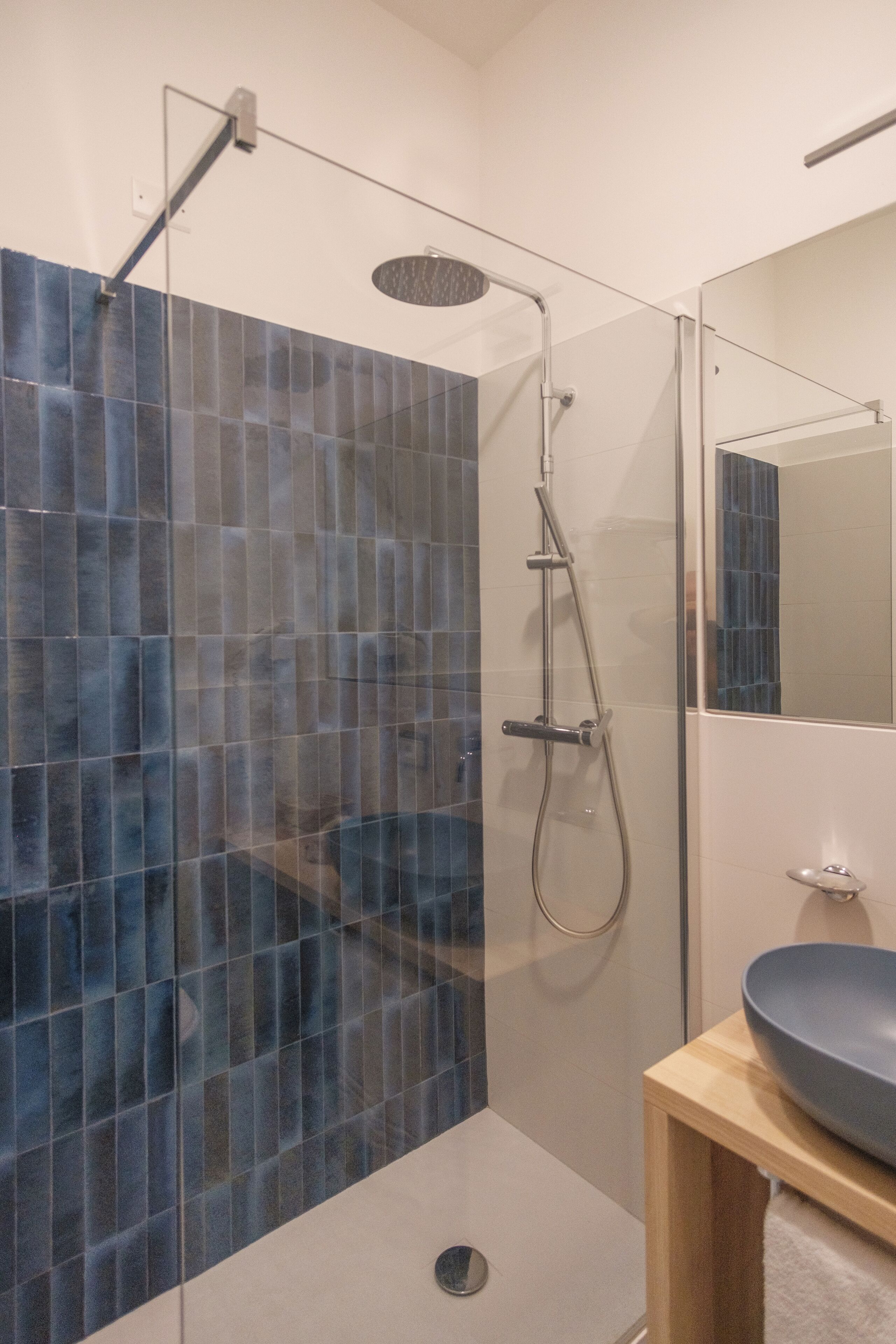 economy triple room | bathroom | shower, free toiletries, hair dryer, bidet