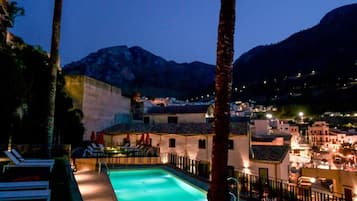 Una piscina al aire libre de temporada