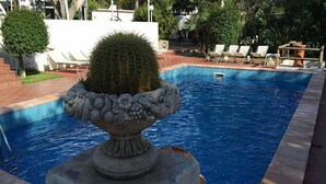 A pool with a decorative planter in the center. - Villa Al Parco (FORIO)