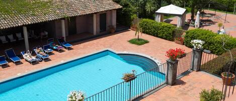 Chambre Triple Supérieure, vue piscine | Vue de la chambre