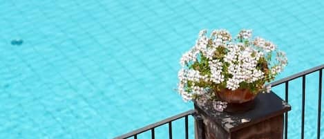 Piscina stagionale all'aperto, lettini