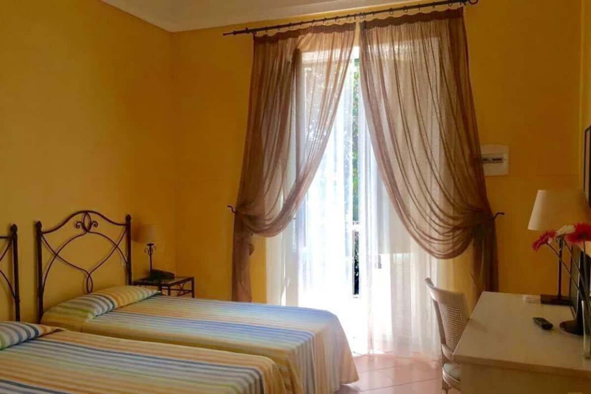 Minibaari, tallelokero huoneessa, työpöytä, äänieristys