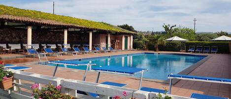 Außenpool (je nach Saison geöffnet), Liegestühle