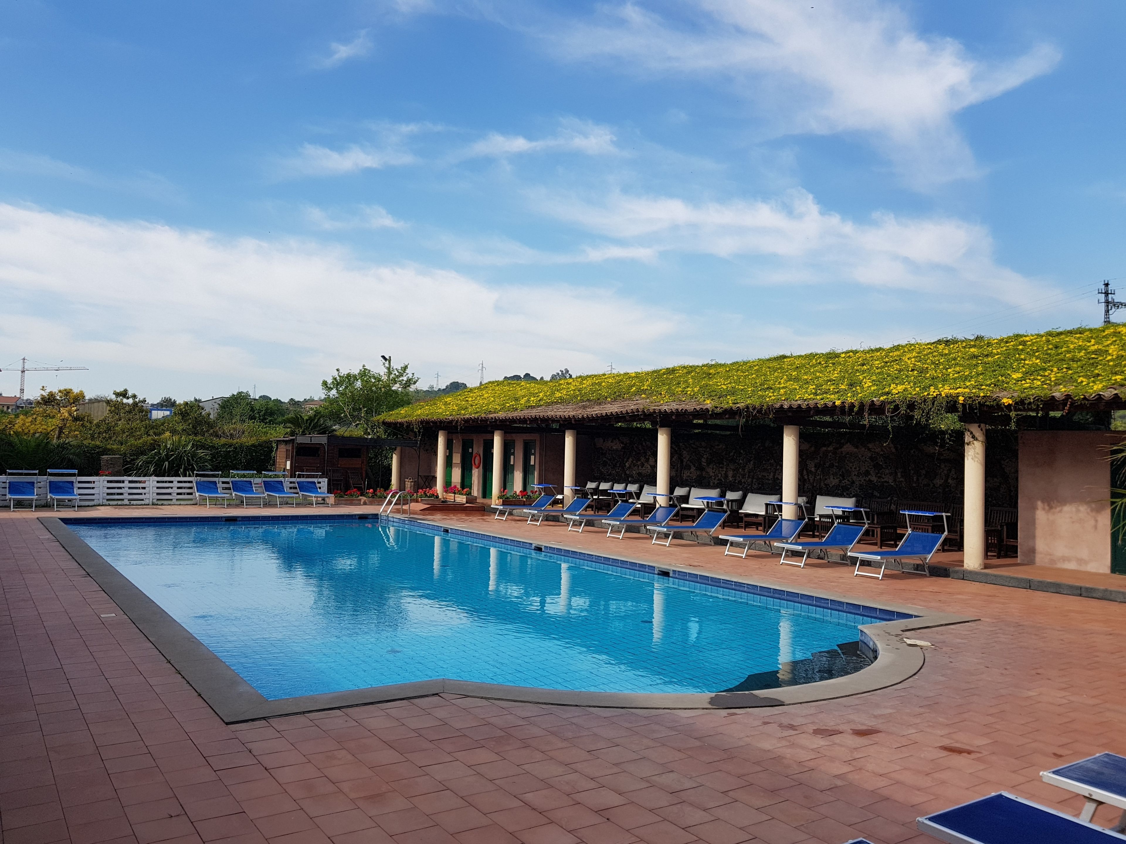 시즌별로 운영되는 야외 수영장, 일광욕 의자