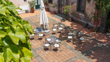 Petit déjeuner buffet (10 EUR par personne)