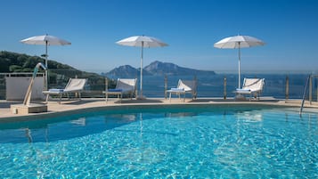 Piscina coperta, piscina stagionale all'aperto
