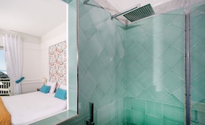 Chambre Double Confort, balcon, vue mer | Douche de la salle de bain