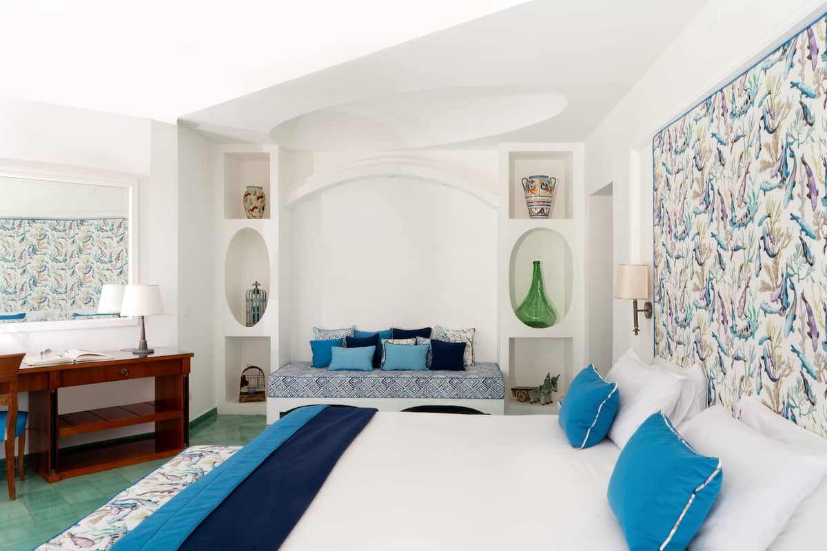 junior suite, balcony, sea view | minibar, in-room safe, desk, soundproofing