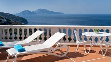 Suite Junior, balcone, vista mare | Minibar, una cassaforte in camera, una scrivania, insonorizzazione