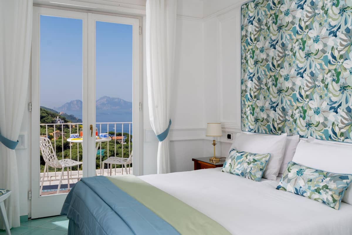 Classic Double Room, Sea View | Minibar, in-room safe, desk, soundproofing