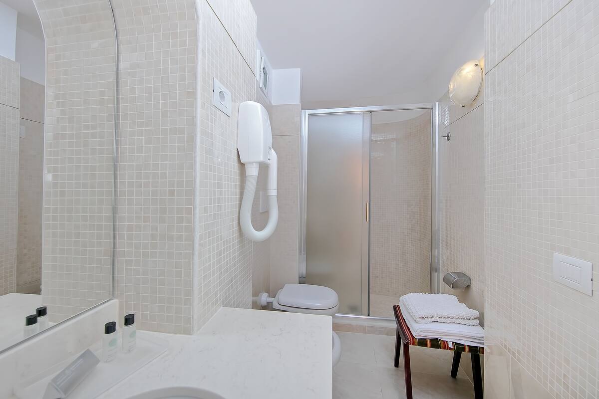 junior suite, balcony, sea view | bathroom | combined shower/bathtub, hair dryer, bidet, towels