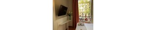 Phòng đơn Economy, 1 giường đôi, ban công | Nệm Select Comfort, minibar, két bảo mật tại phòng, bàn 