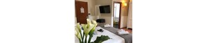 Phòng đôi Deluxe | Nệm Select Comfort, minibar, két bảo mật tại phòng, bàn 