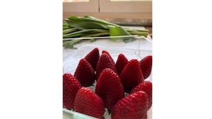 A kitchen counter with fresh strawberries and green onions. - 207 Inn (Rome)