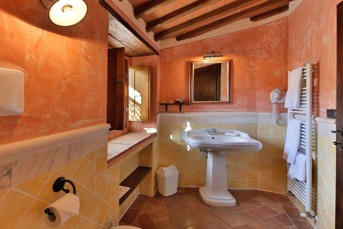 classic double room | bathroom | free toiletries, hair dryer, slippers, bidet