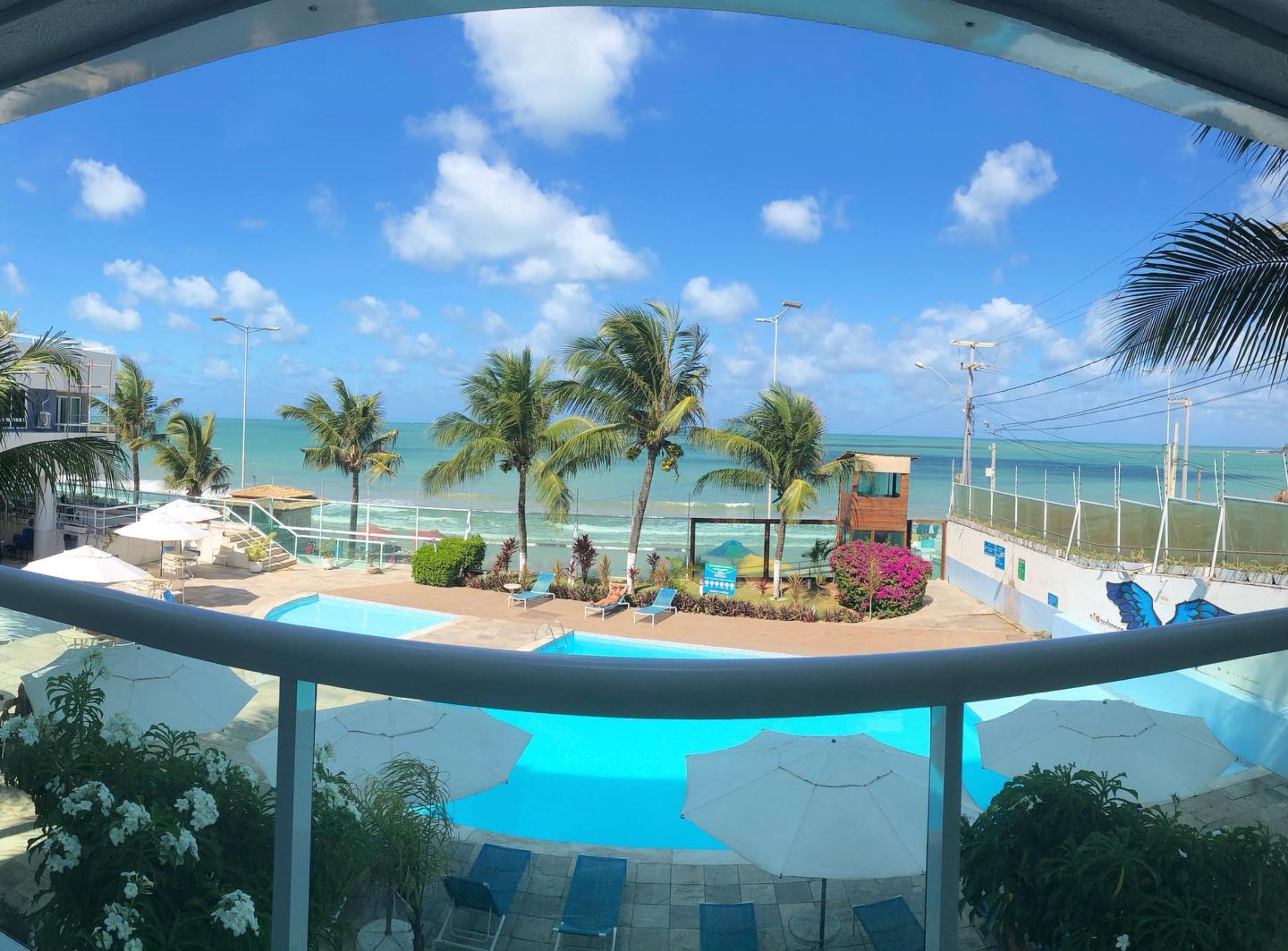 室外游泳池，池畔遮阳伞，日光浴躺椅