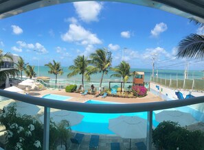 室外游泳池，池畔遮阳伞，日光浴躺椅