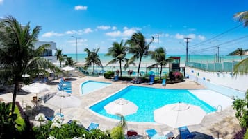 Piscina externa, guarda-sóis, espreguiçadeiras