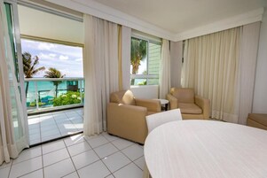 Minibar, caja de seguridad en la habitación y escritorio 