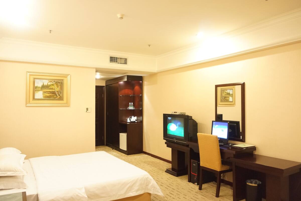 Deluxe Room, 1 King Bed | Internet (free)