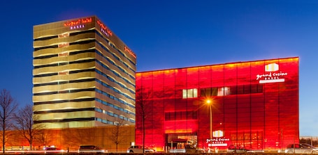 Fachada da propriedade à noite. Airport Hotel Basel