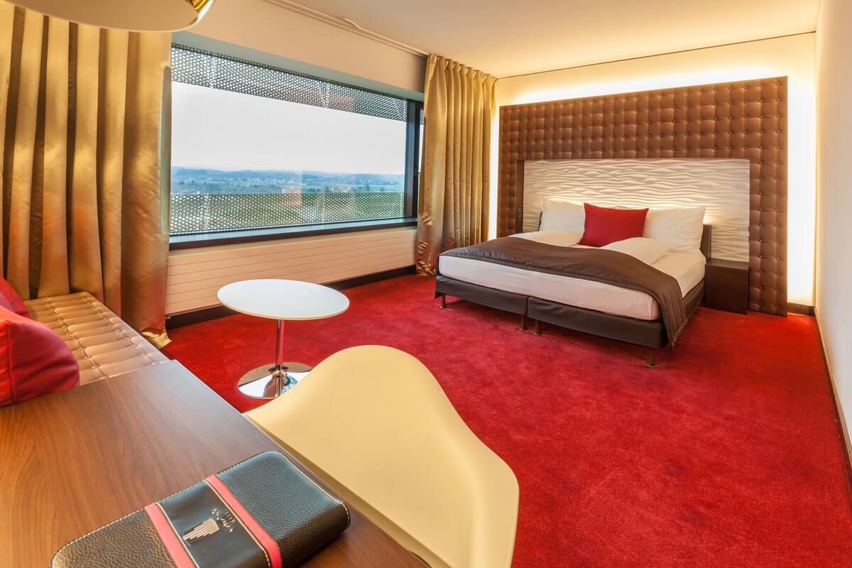 Hypo-allergenic bedding, in-room safe, desk, laptop workspace