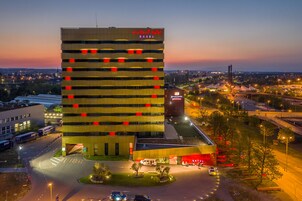 숙박 시설 정면 - 저녁/밤