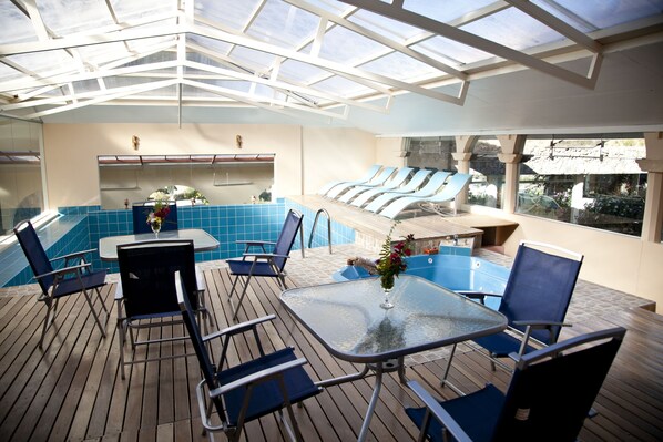 Piscine couverte, chaises longues