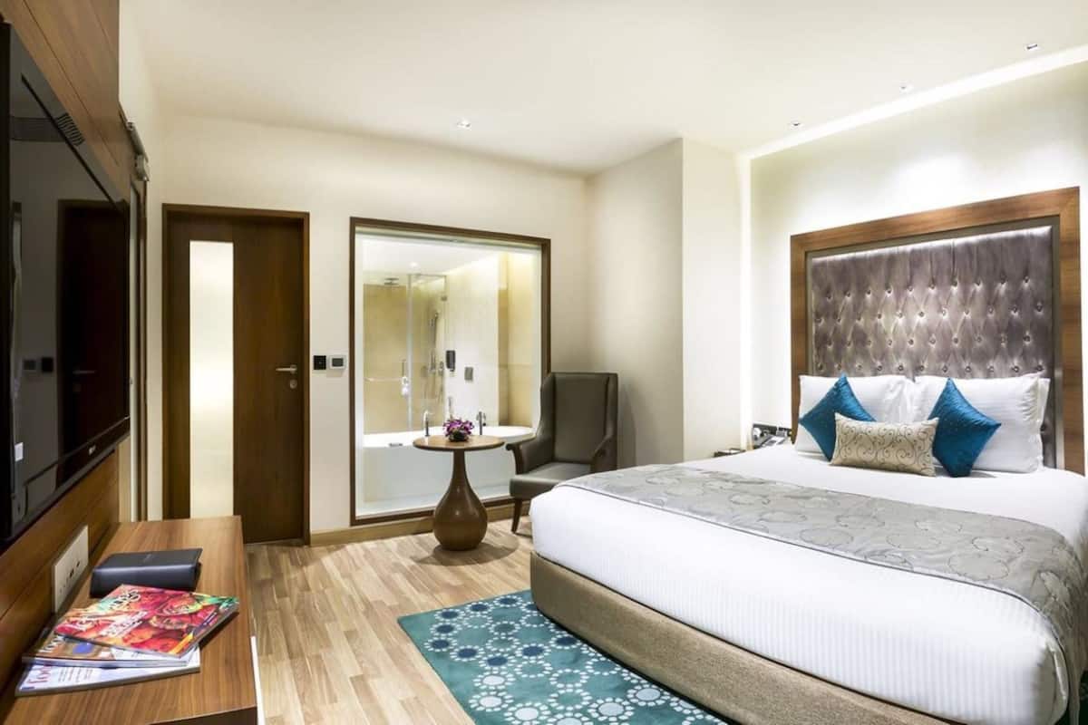 deluxe suite  | minibar, in-room safe, desk, iron/ironing board