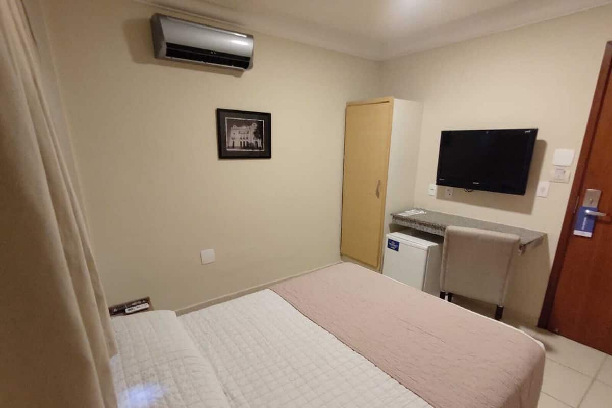 Standaard kamer | Een minibar, een kluis op de kamer, een bureau, verduisterende gordijnen