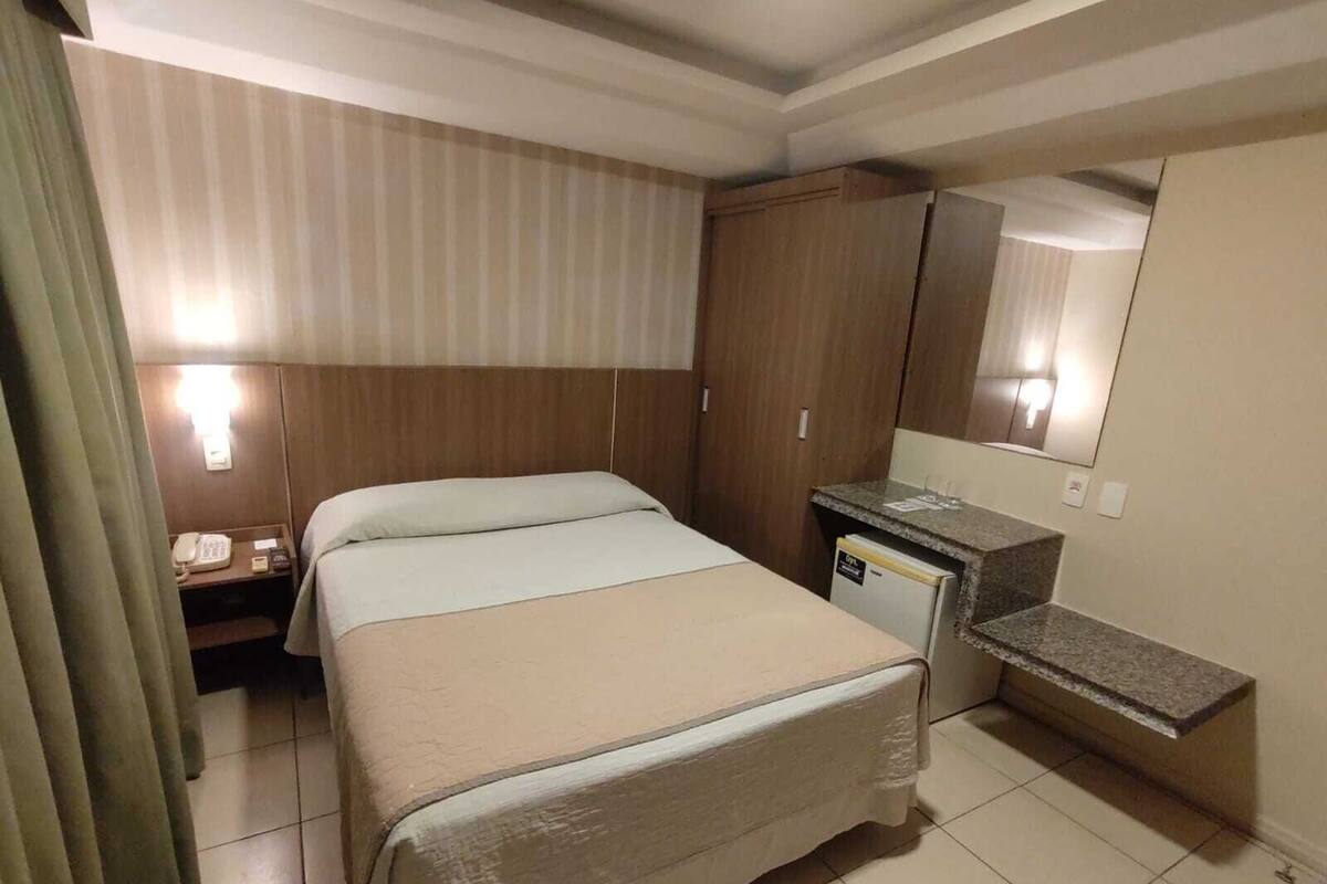Quarto Luxo 1 Cama de Casal | Minibar, safe på rommet, skrivebord og blendingsgardiner